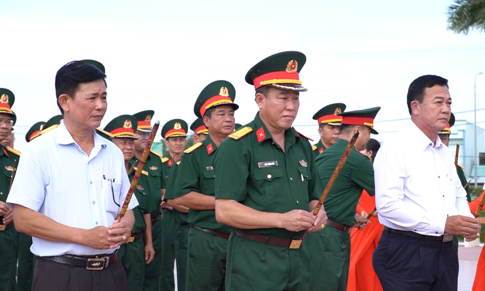 Cục Chính trị Quân khu 7 dâng hương tại công viên tượng đài Long An