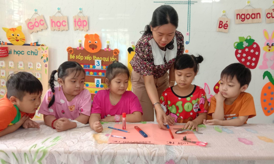 Cô giáo Trường Mẫu giáo yêu nghề, mến trẻ