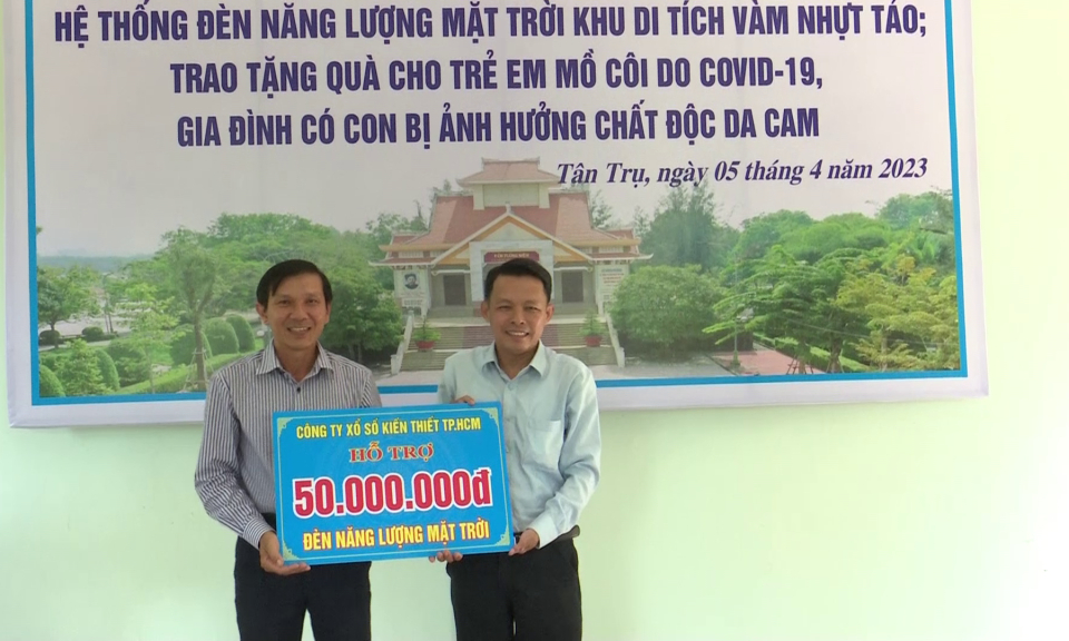 Tân Trụ bàn giao hệ thống đèn năng lượng mặt trời Khu di tích Vàm Nhựt Tảo 