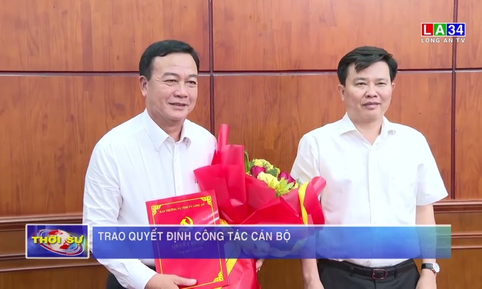 Trao quyết định công tác cán bộ