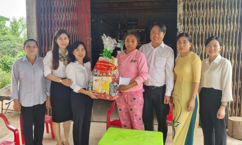 Lãnh đạo thành phố Tân An chúc Tết cổ truyền Chôl Chnăm Thmây tại các gia đình dân tộc Khmer