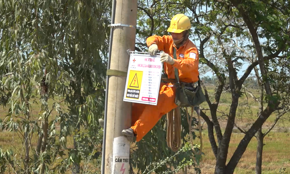 Điện lực Tân Hưng nâng đường dây điện hạ thế trên nhà dân để đảm bảo an toàn cho người sử dụng