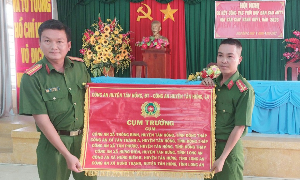 Tân Hưng sơ kết công tác phối hợp đảm bảo an ninh, trật tự địa bàn giáp ranh
