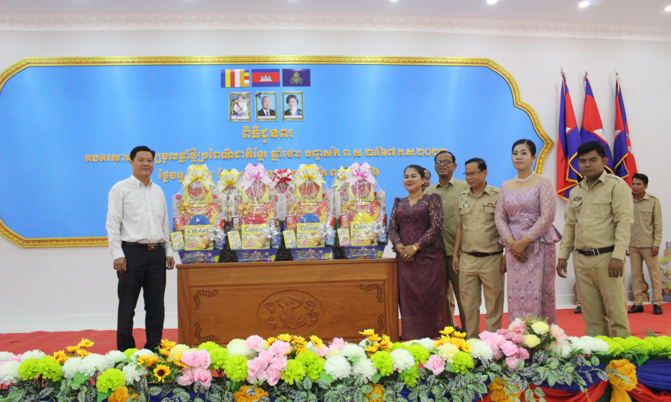 Đoàn Đại biểu các huyện tỉnh Long An thăm và chúc Tết cổ truyền dân tộc Khmer tại huyện Chanh Trea