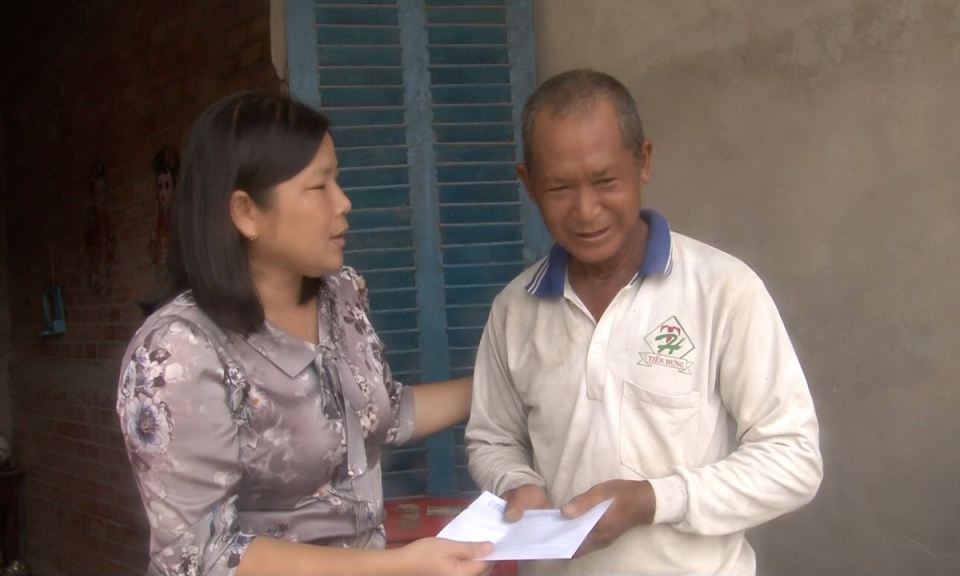 Lãnh đạo UBND thị xã Kiến Tườngchúc Tết cổ truyền các gia đình dân tộc Khmer