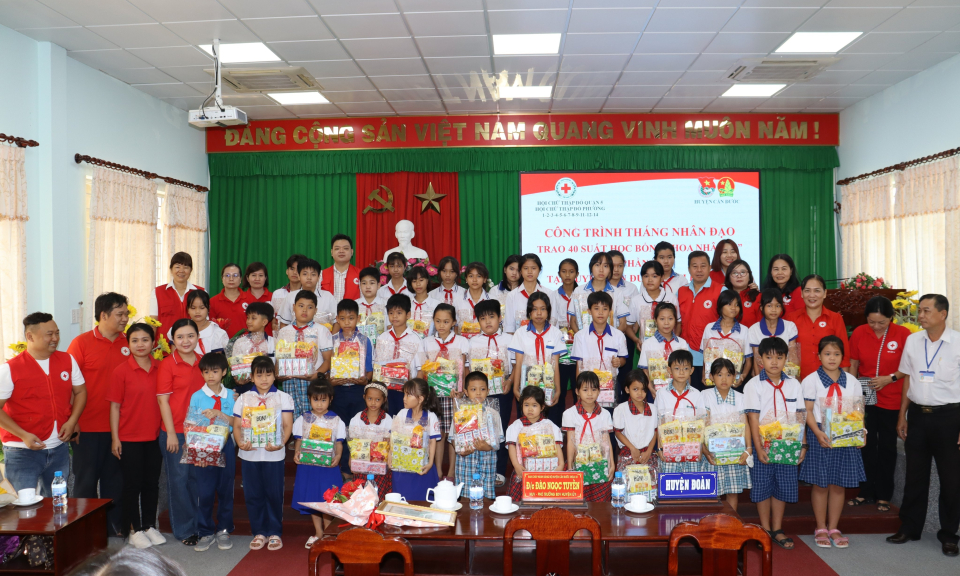 Hội Chữ thập đỏ Quận 5, Thành phố Hồ Chí Minh trao 40 suất học bổng “Hoa nhân ái” tại Cần Đước