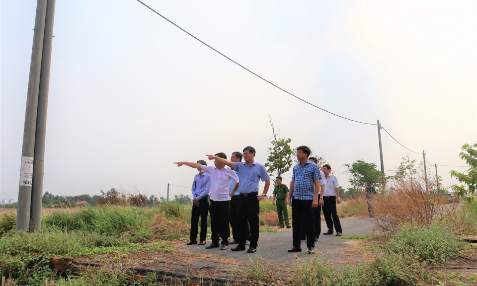 Chủ tịch UBND Cần Đước khảo sát việc phát triển giao thông nông thôn trên địa bàn xã Tân Trạch
