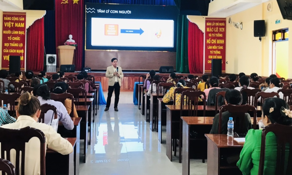 Tân Trụ tổ chức bồi dưỡng lý luận chính trị, nghiệp vụ công tác Hội Phụ nữ năm 2023