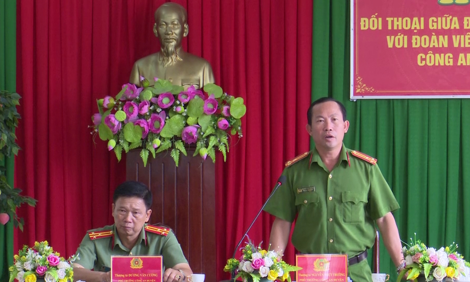  Lãnh đạo Công an huyện Tân Trụ đối thọai với đoàn viên, thanh niên, hội viên phụ nữ công an