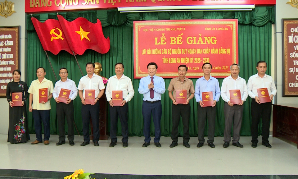 Lễ bế giảng lớp Bồi dưỡng cán bộ nguồn quy hoạch Ban chấp hành Đảng bộ tỉnh