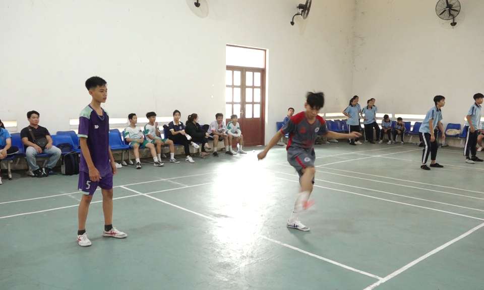 Đức Hòa tổ chức giải đá cầu học sinh các nhóm tuổi