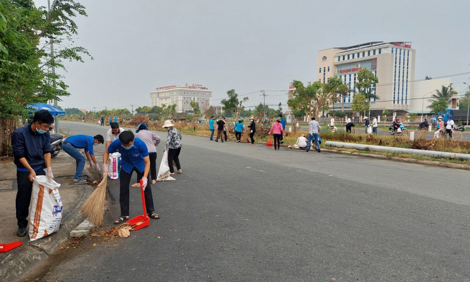 Thành phố Tân An tổ chức lễ phát động ra quân dọn vệ sinh tuyến tránh