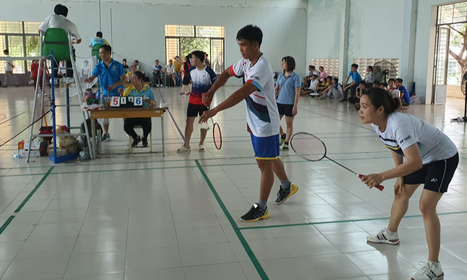 Tân Thạnh tổ chức giải cầu lông chào mừng các ngày lễ 30/4 và 1/5