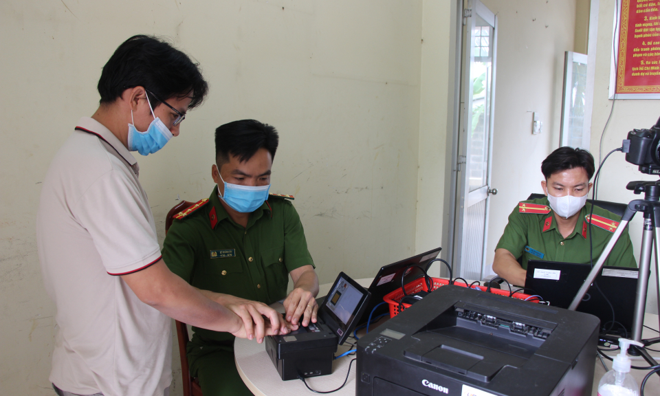 Thủ Thừa khẩn trương cấp căn cước công dân, định danh điện tử cho người dân