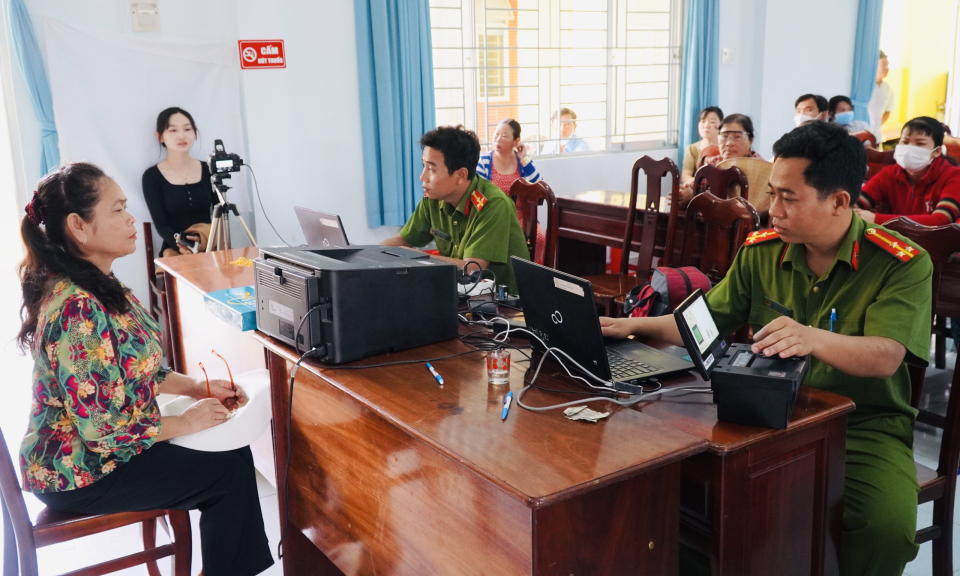 Cần Giuộc đẩy nhanh tiến độ cấp căn cước công dân và tài khoản định danh điện tử