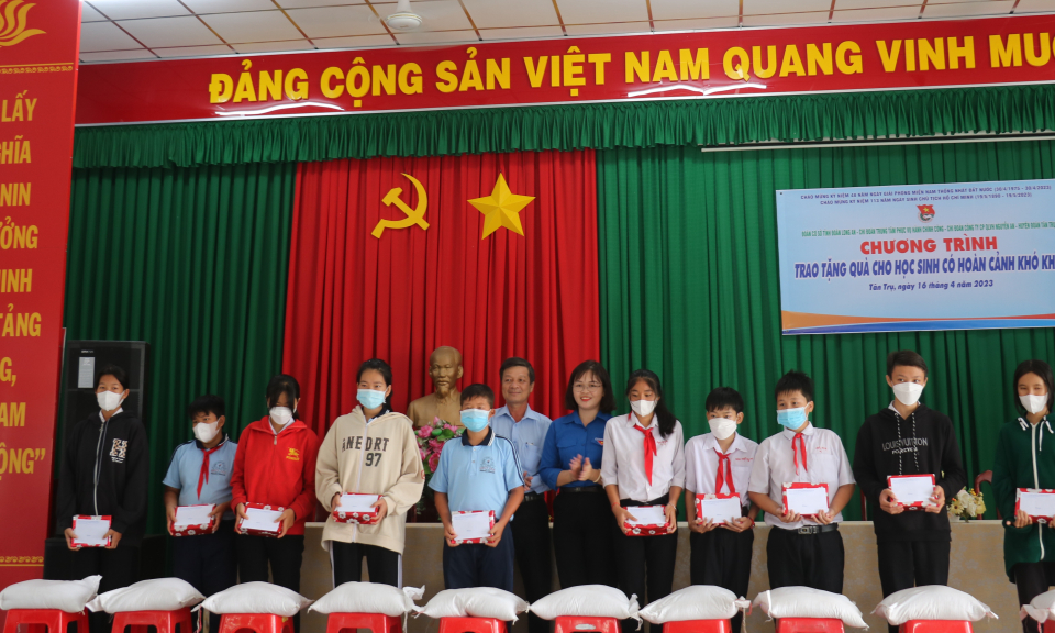 Hành trình “Tiếp nối truyền thống Long An trung dũng kiên cường” tại huyện Tân Trụ
