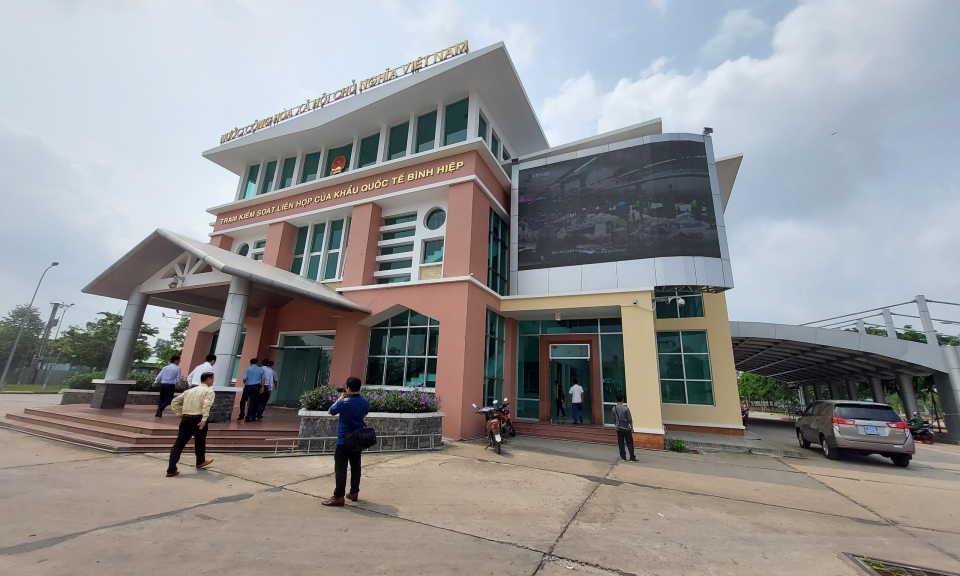 Sở Thông tin và Truyền thông khảo sát hoạt động cụm thông tin đối ngoại tại thị xã Kiến Tường