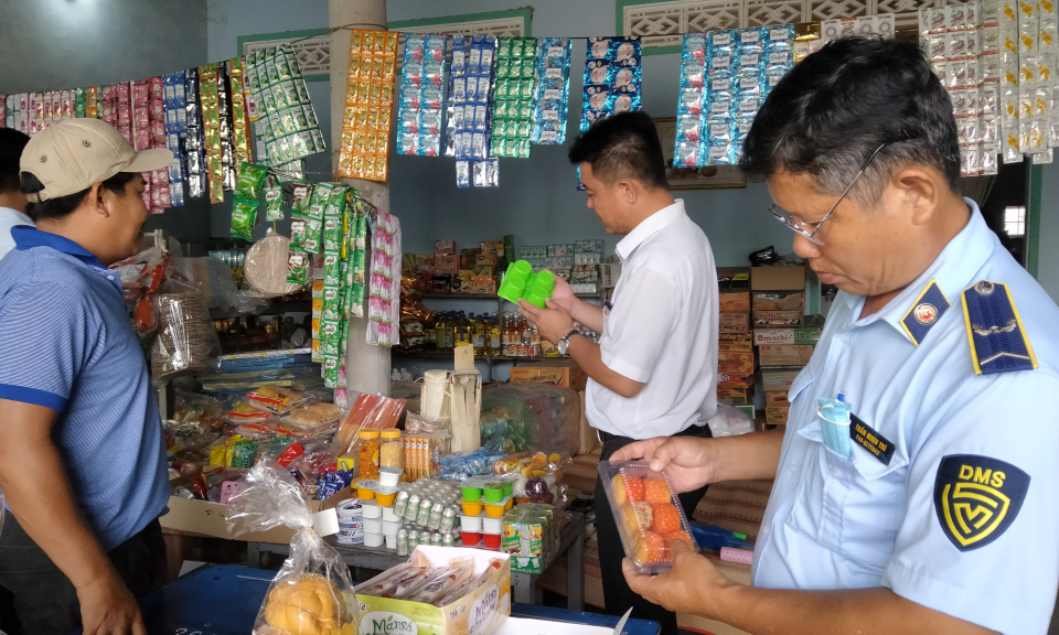 Tân Hưng kiểm tra an toàn thực phẩm tại xã Hưng Hà và Thạnh Hưng