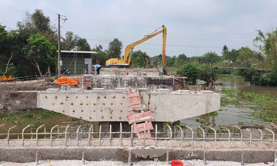  Chủ tịch UBND huyện Tân Thạnh kiểm tra tiến độ thi công các công trình xây dựng cơ bản