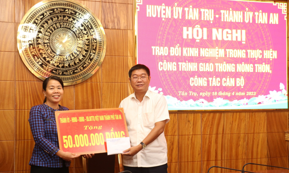 Huyện Tân Trụ - Thành phốTân An trao đổi kinh nghiệm thực hiện công trình giao thông nông thôn