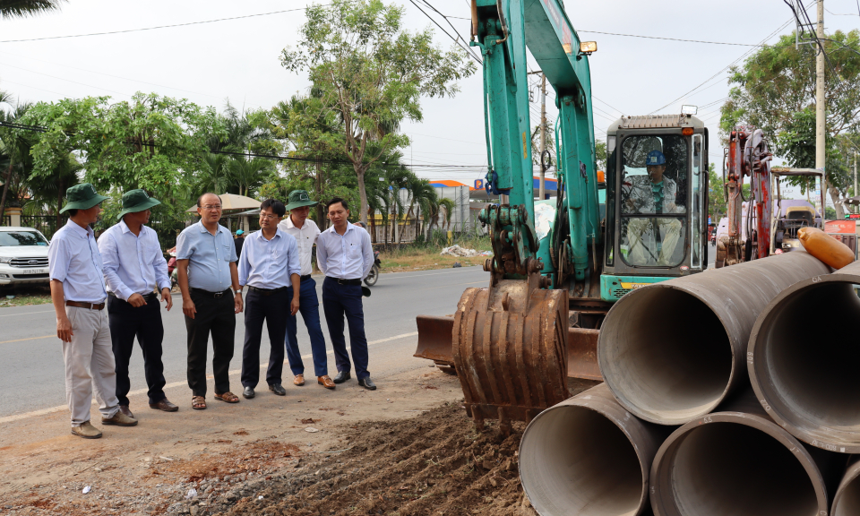Chủ tịch UBND huyện Cần Giuộc kiểm tra công trình cấp nước