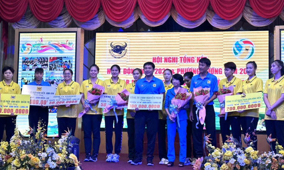 Đội tuyển nữ VTV Bình Điền Long An nhận thưởng 500 triệu đồng cho những thành tích đạt được trong năm 2022.