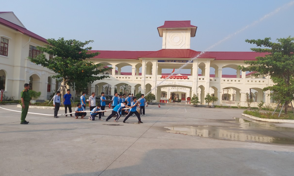Kiến Tường: Tập huấn kỹ năng phòng cháy, chữa cháy cho học sinh trung học phổ thông