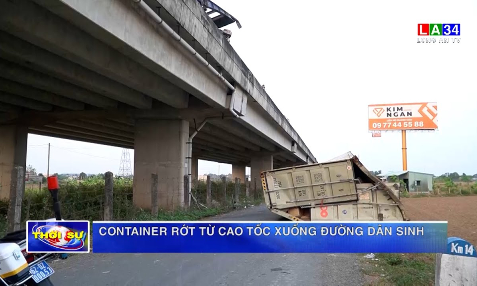 Container rớt từ cao tốc xuống đường dân sinh