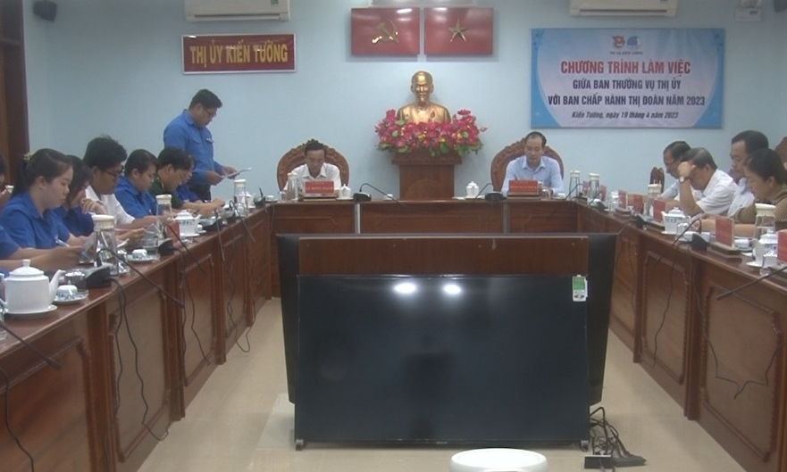 Ban Thường vụ Thị ủy Kiến Tường làm việc với BCH Thị đoàn.