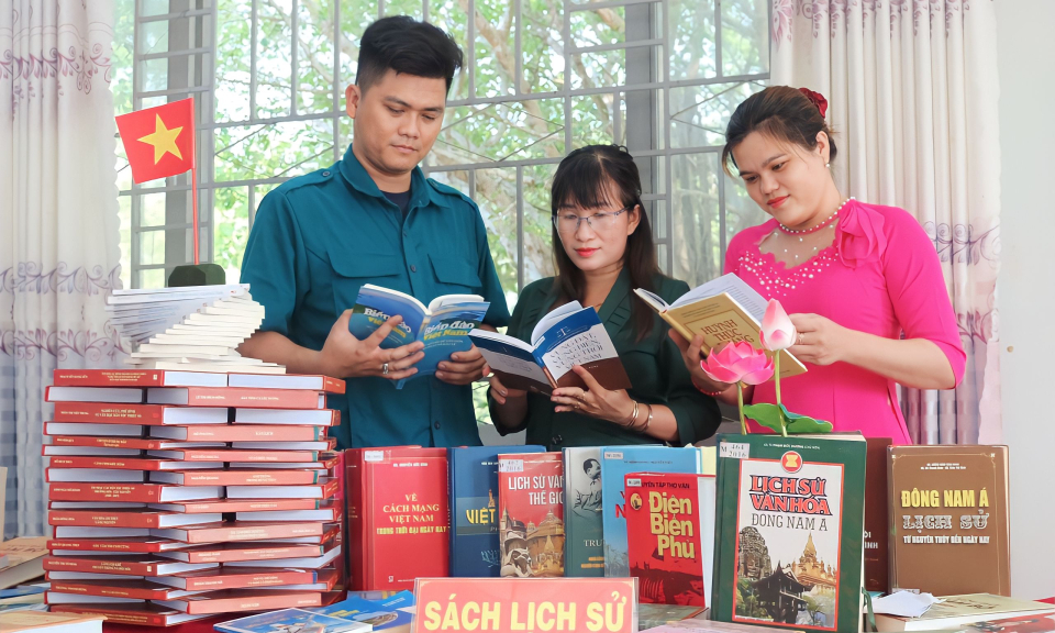 Mộc Hóa: Hội thi đọc, kể chuyện theo sách và trưng bày 
