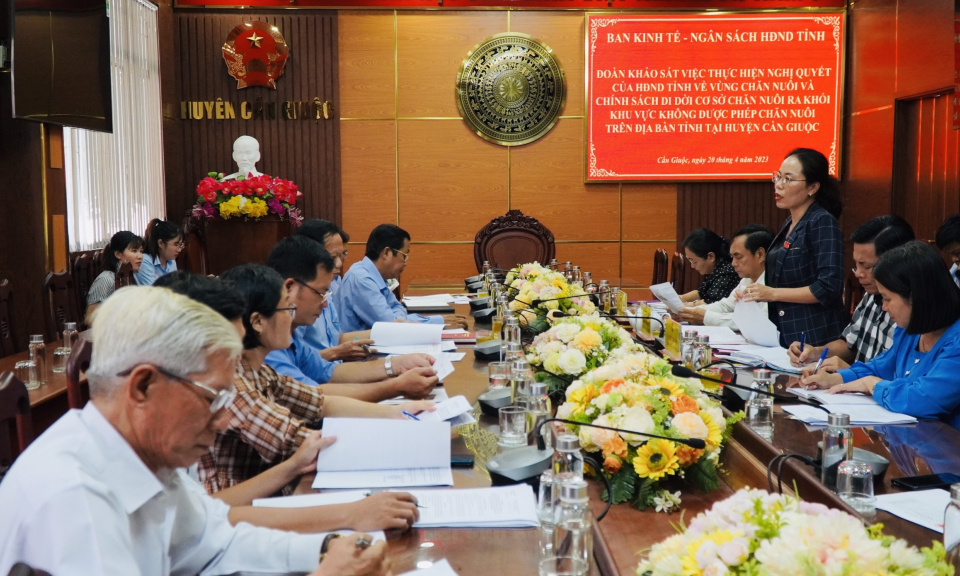 HĐND tỉnh khảo sát thực hiện Nghị quyết của tỉnh về vùng chăn nuôi tại Cần Giuộc