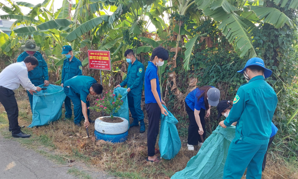 Thành phố Tân An ra quân dọn dẹp vệ sinh các tuyến đường 