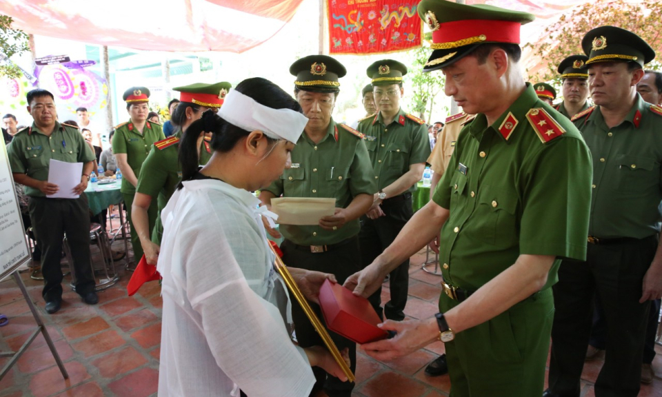 Truy thăng cấp bậc hàm bậc Trung tá cho đồng chí Nguyễn Xuân Hào