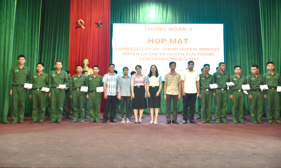 Tân Thạnh thăm, tặng quà chiến sĩ mới tại Trung đoàn 4 - Sư đoàn 5 tỉnh Tây Ninh
