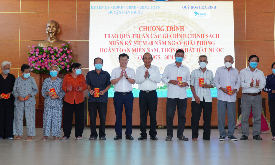 Cần Giuộc tặng quà gia đình chính sách và trao học bổng cho sinh viên vượt khó