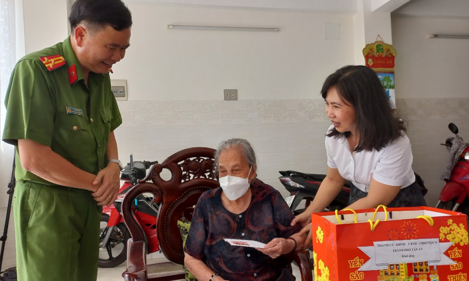 Phó Chủ tịch UBND thành phố Tân An thăm Mẹ Việt Nam anh hùng dịp 30/4