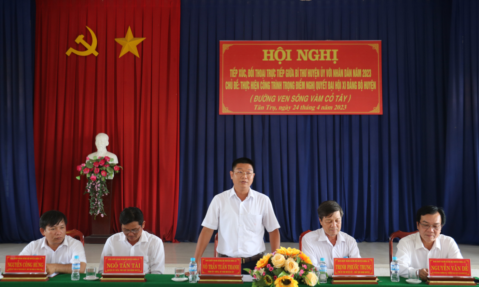Bí thư Huyện ủy Tân Trụ đối thoại với Nhân dân về việc đầu tư nâng cấp, mở rộng đê bao sông Vàm Cỏ Tây