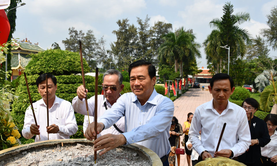 Đức Hòa: Lễ thắp hương an vị anh linh các anh hùng liệt sĩ