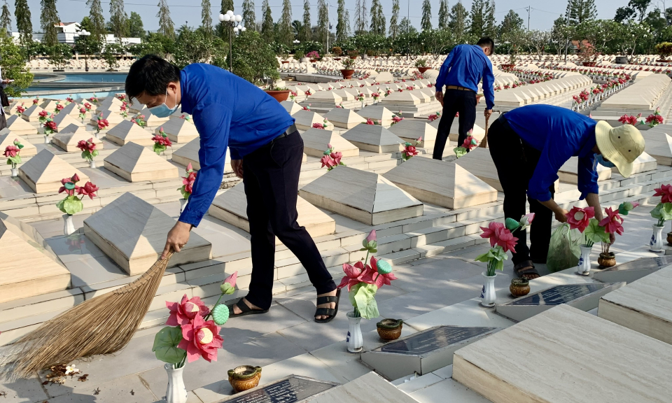Thanh niên Châu Thành ra quân dọn dẹp, vệ sinh Nghĩa trang Liệt sĩ liên huyện