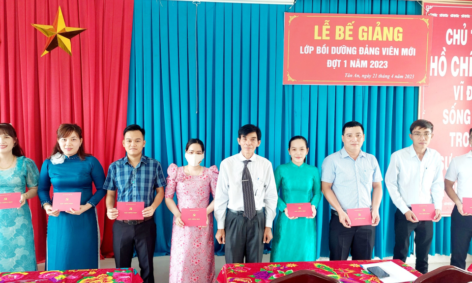 Thành phố Tân An tổ chức tổng kết lớp Bồi dưỡng đảng viên mới đợt 1 năm 2023