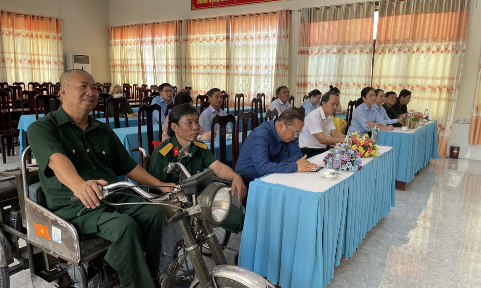 Thăm, tặng quà thương binh nặng tại Long Đất