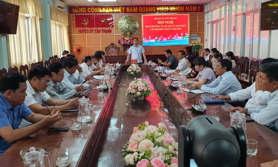 Tân Thạnh: Ban Thường vụ Huyện ủy gặp mặt cán bộ được điều động năm 2023