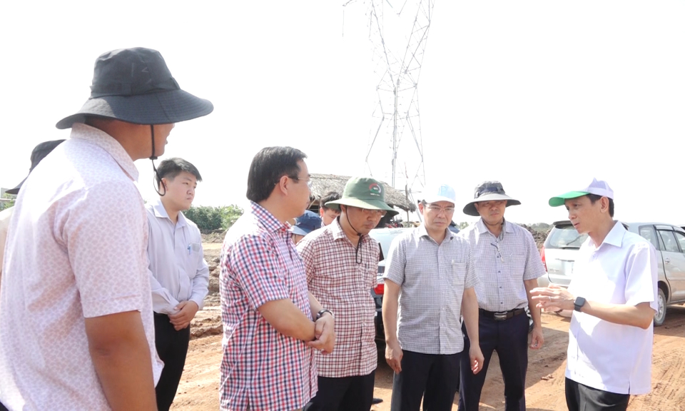 Bí thư Huyện ủy Đức Hòa khảo sát các công trình đầu tư công trên địa bàn