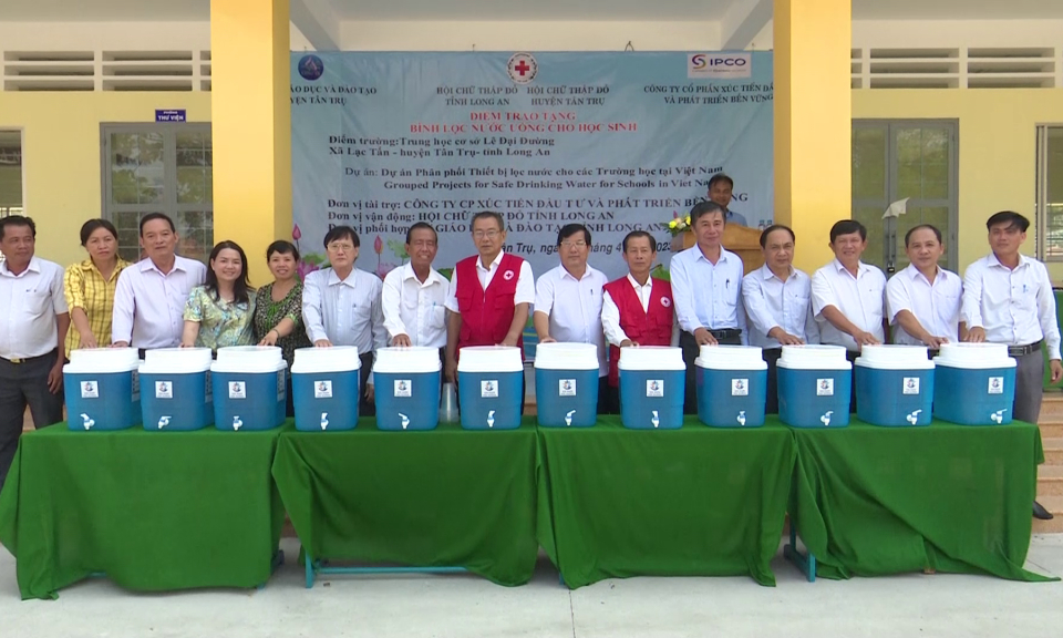 Hội Chữ thập đỏ tỉnh trao tặng thiết bị lọc nước cho các trường học trên địa bàn huyện Tân Trụ