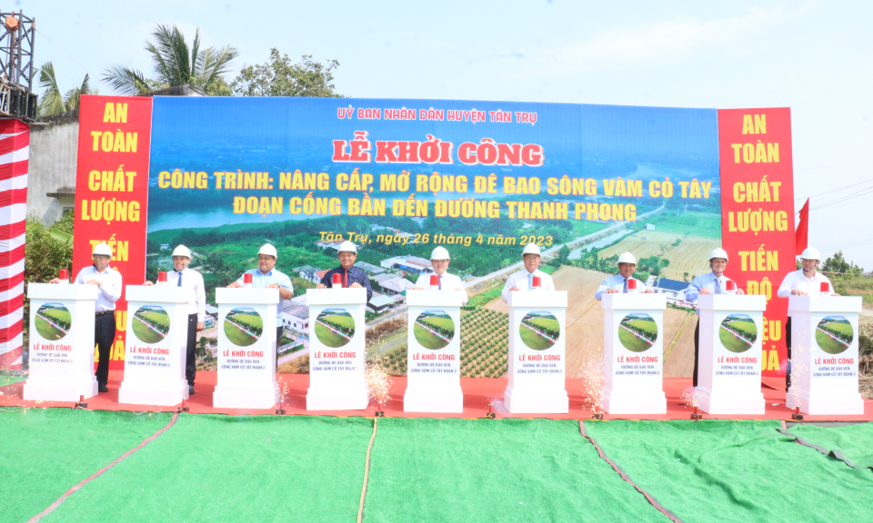 Tân Trụ khởi công công trình nâng cấp, mở rộng đê bao sông Vàm Cỏ Tây đoạn 2