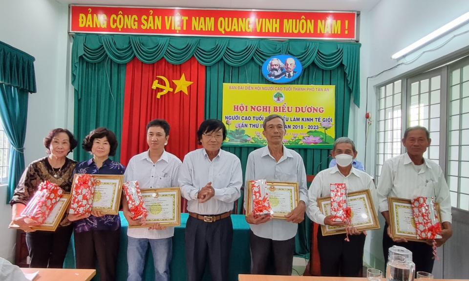 Hội nghị “Biểu dương Người cao tuổi thành phố Tân An làm kinh tế giỏi 