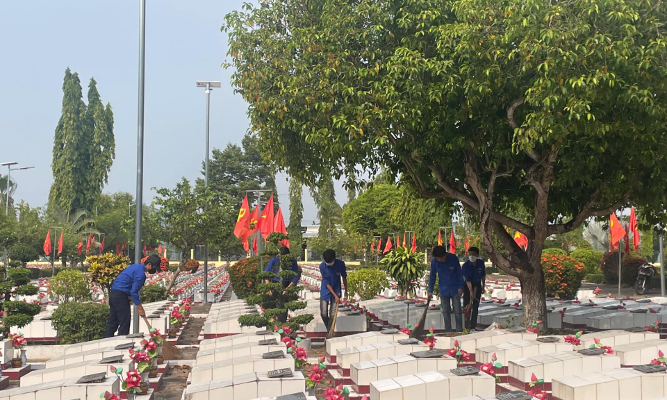 Thanh niên Đức Hòa chăm sóc Nghĩa trang Liệt sĩ 