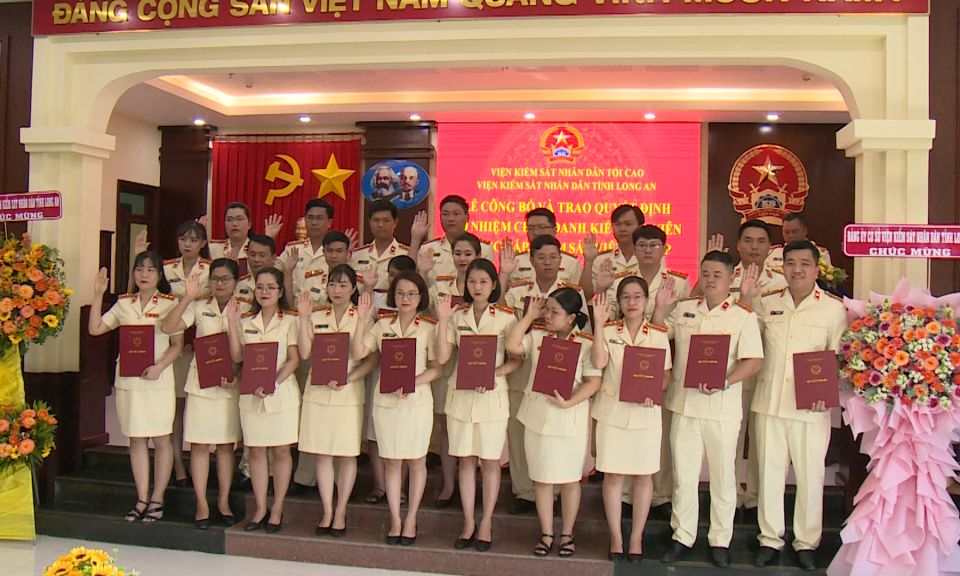 Công bố và trao quyết định bổ nhiệm chức danh Kiểm sát viên các ngạch năm 2023