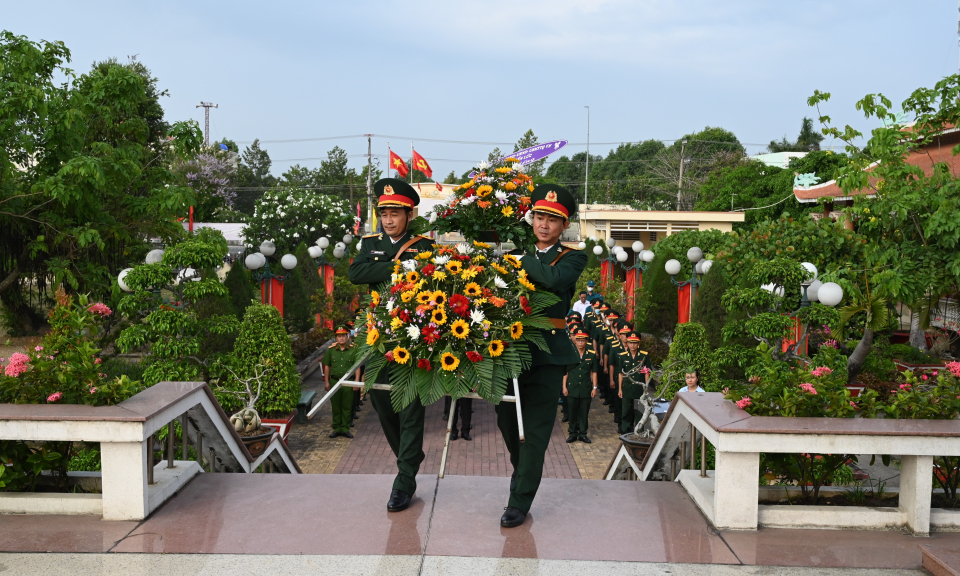 Đoàn quân dân chính Đảng viếng Nghĩa trang Liệt sĩ huyện Bến Lức