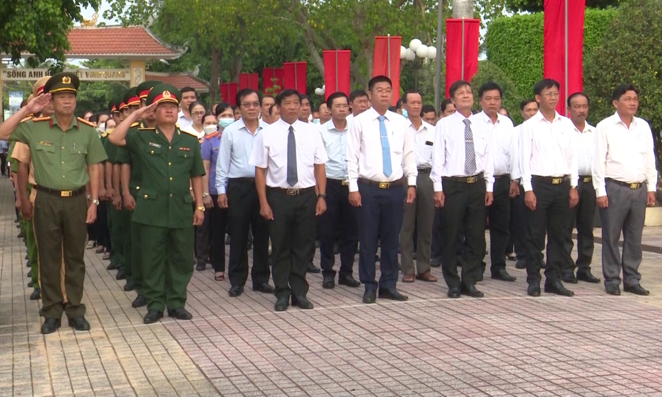 Lãnh đạo huyện Tân Trụ viếng Nghĩa trang Liệt sĩ, Đài tưởng niệm nhân ngày 30/4